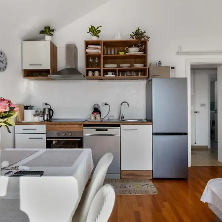 1 Bedroom Cozy In Sibenik Razine