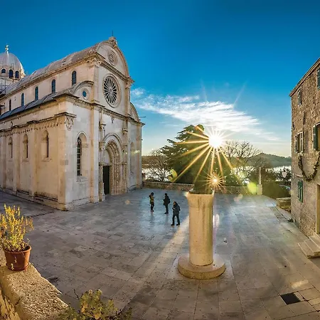 1 Bedroom Cozy In Sibenik Razine